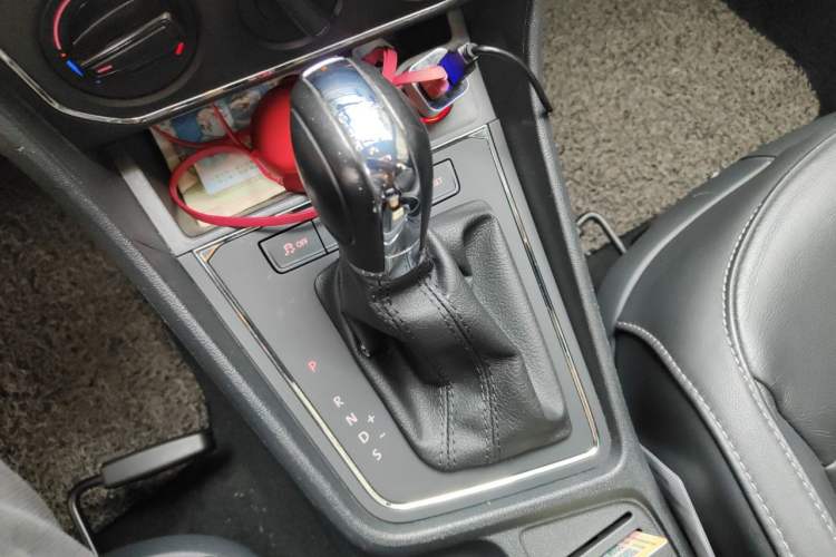 Used Volkswagen Lavida 2015 1.6L Automatic Comfort Edition Gear Lever