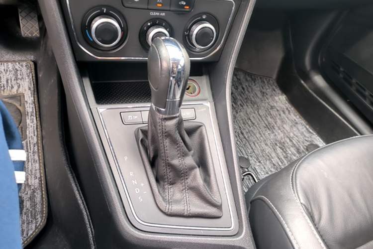 Used Volkswagen Lavida 2015 230TSI DSG Comfort Edition Gear Lever