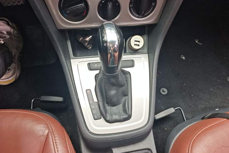 Used Volkswagen Lavida 2015 1.6L Automatic Fashion Edition Gear Lever