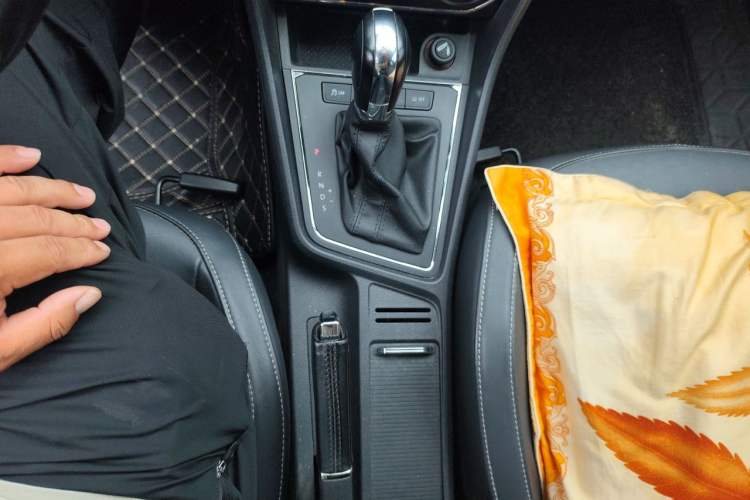 Used Volkswagen Lavida 2015 1.6L Automatic Comfort Edition Gear Lever