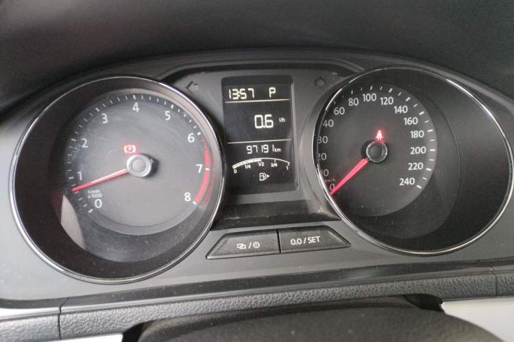 Used Volkswagen Lavida 2015 1.6L Automatic Comfort Edition Instrument Cluster