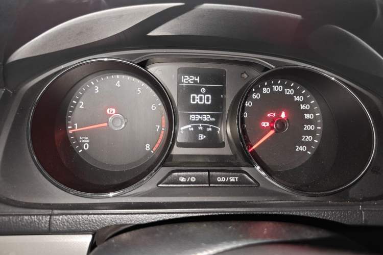 Used Volkswagen Lavida 2015 1.6L Manual Comfort Edition Odometer Close Up