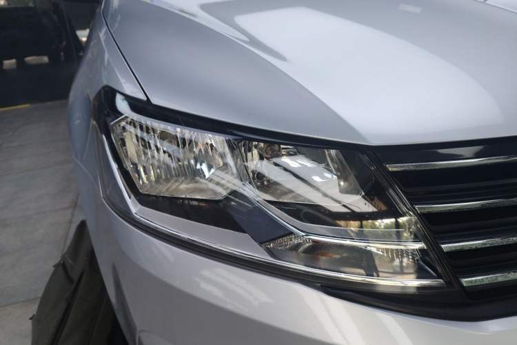 Used Volkswagen Lavida 2015 1.6L Manual Fashion Edition Right Front Headlight