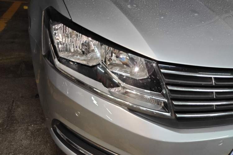 Used Volkswagen Lavida 2015 1.6L Manual Comfort Edition Right Front Headlight