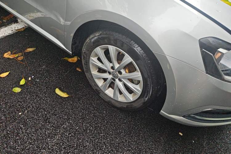Used Volkswagen Lavida 2015 1.6L Automatic Comfort Edition Right Front Wheel Hub