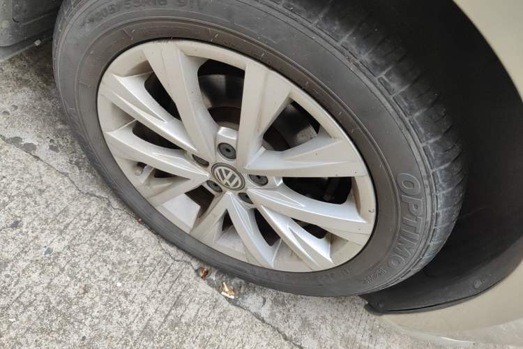 Used Volkswagen Lavida 2015 1.6L Automatic Comfort Edition Right Front Wheel Hub