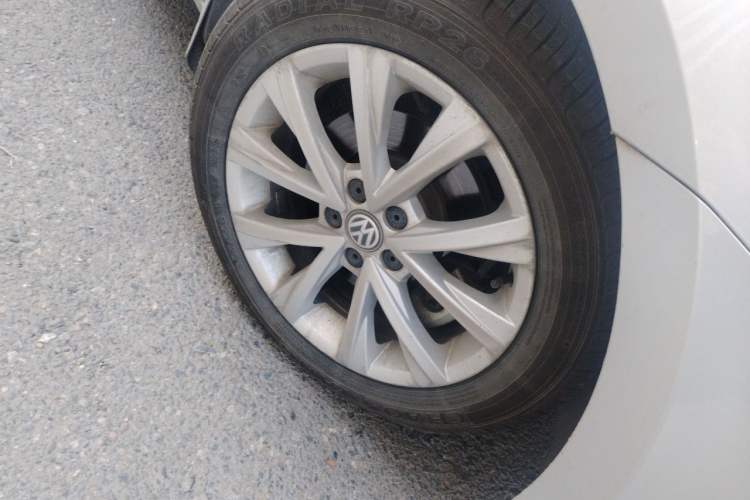 Used Volkswagen Lavida 2015 1.6L Manual Comfort Edition Right Front Wheel Hub