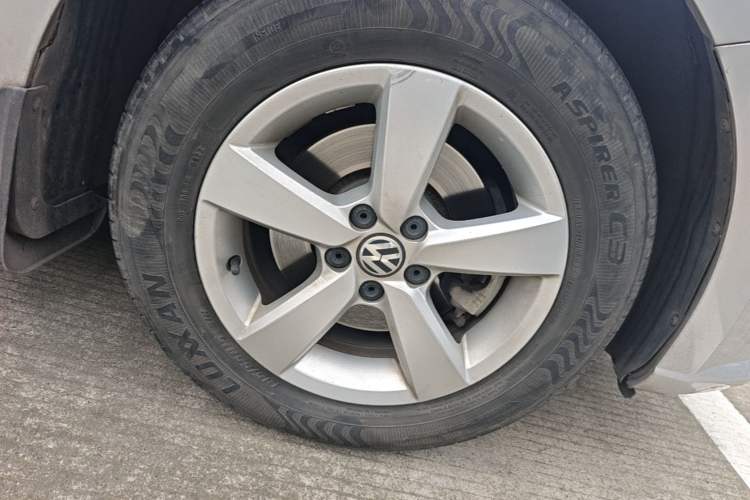Used Volkswagen Lavida 2015 1.6L Automatic Fashion Edition Right Front Wheel Hub