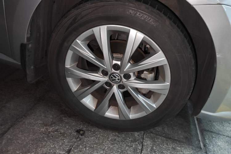 Used Volkswagen Lavida 2015 1.6L Manual Comfort Edition Right Front Wheel Hub