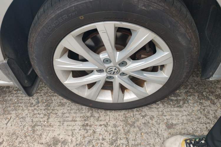 Used Volkswagen Lavida 2015 1.6L Automatic Comfort Edition Right Front Wheel Hub