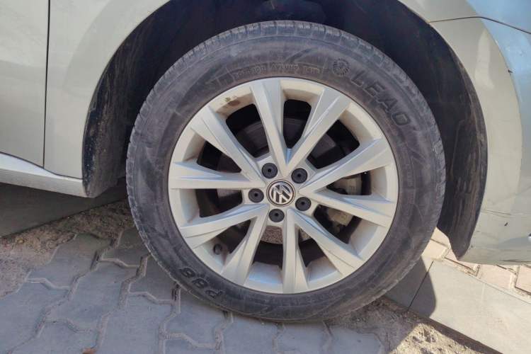 Used Volkswagen Lavida 2015 1.6L Automatic Comfort Edition Right Front Wheel Hub