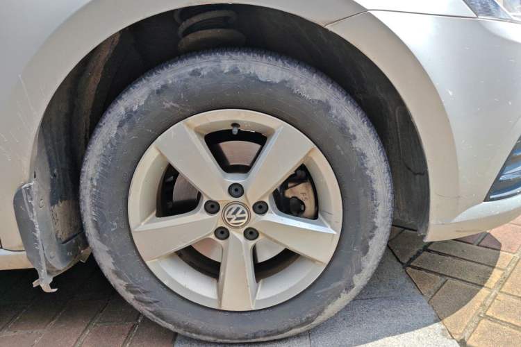 Used Volkswagen Lavida 2015 1.6L Automatic Fashion Edition Right Front Wheel Hub