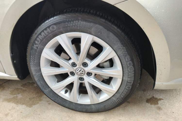 Used Volkswagen Lavida 2015 1.6L Automatic Comfort Edition Right Front Wheel Hub