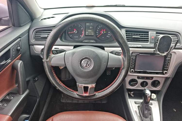 Used Volkswagen Lavida 2015 1.6L Automatic Fashion Edition Steering Wheel