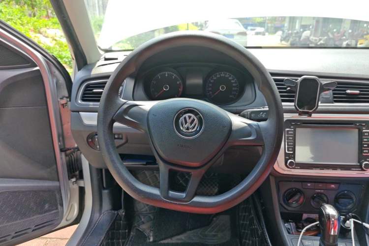 Used Volkswagen Lavida 2015 1.6L Automatic Fashion Edition Steering Wheel