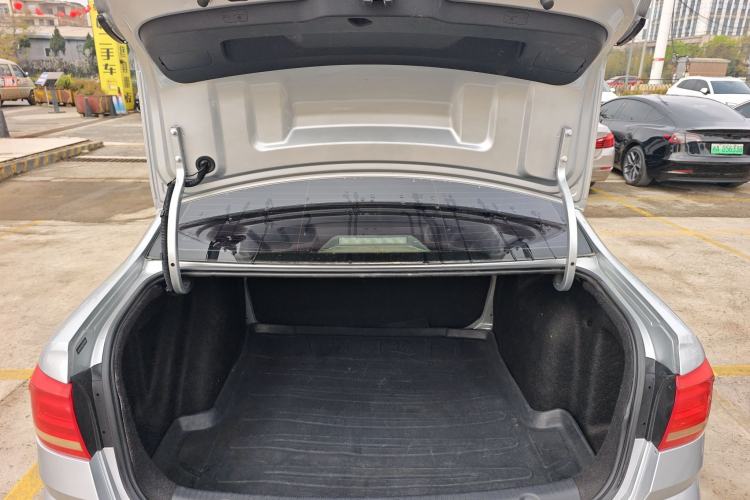 Used Volkswagen Lavida 2015 1.6L Manual Fashion Edition Trunk