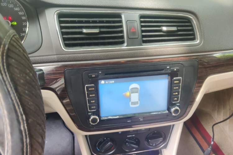 Used Volkswagen Lavida 2015 1.6L Automatic Comfort Edition Audio And AC Panel