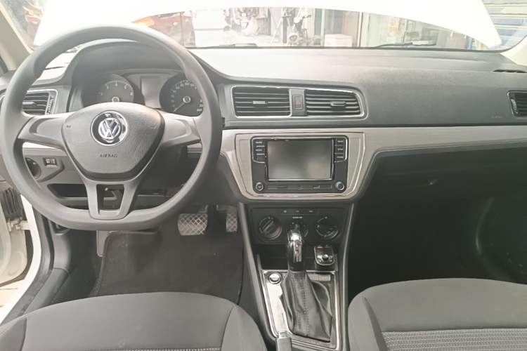 Used Volkswagen Lavida 2015 1.6L Automatic Fashion Edition Audio And AC Panel