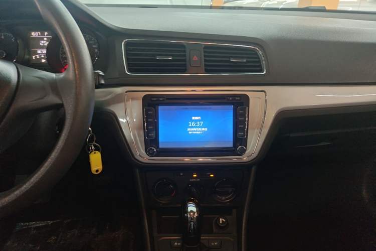 Used Volkswagen Lavida 2015 1.6L Automatic Fashion Edition Audio And AC Panel