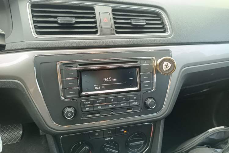 Used Volkswagen Lavida 2015 1.6L Automatic Comfort Edition Audio And AC Panel