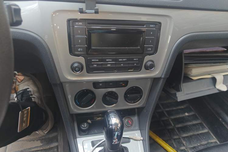 Used Volkswagen Lavida 2015 1.6L Automatic Fashion Edition Audio And AC Panel