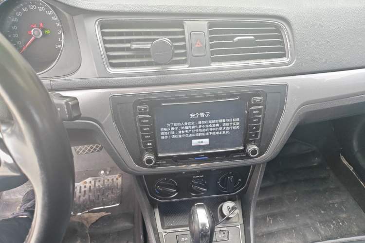 Used Volkswagen Lavida 2015 1.6L Automatic Comfort Edition Audio And AC Panel