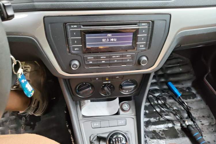Used Volkswagen Lavida 2015 1.6L Manual Fashion Edition Audio And AC Panel