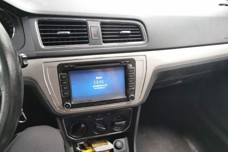 Used Volkswagen Lavida 2015 1.6L Manual Comfort Edition Audio And AC Panel
