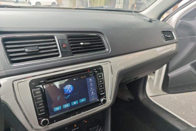 Used Volkswagen Lavida 2015 1.6L Manual Fashion Edition Audio And AC Panel