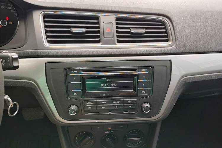 Used Volkswagen Lavida 2015 1.6L Automatic Fashion Edition Audio And AC Panel