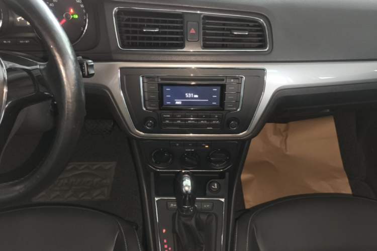 Used Volkswagen Lavida 2015 1.6L Automatic Comfort Edition Audio And AC Panel