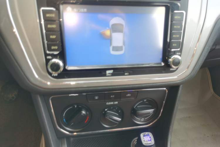 Used Volkswagen Lavida 2015 230TSI Manual Comfort Edition Audio And AC Panel