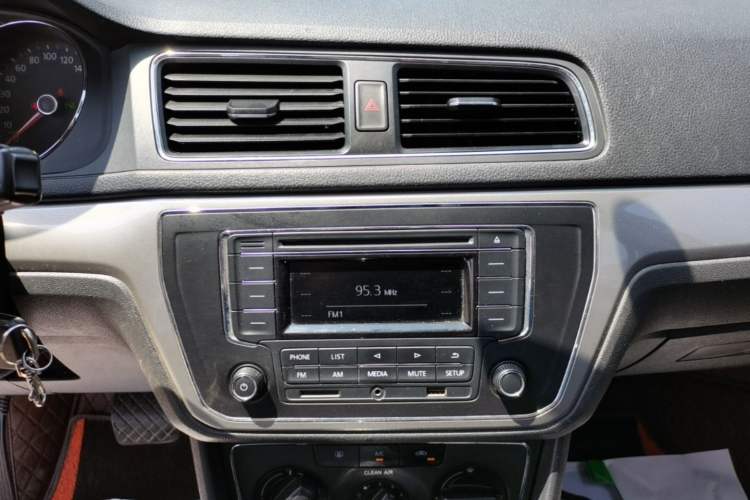 Used Volkswagen Lavida 2015 1.6L Automatic Comfort Edition Audio And AC Panel