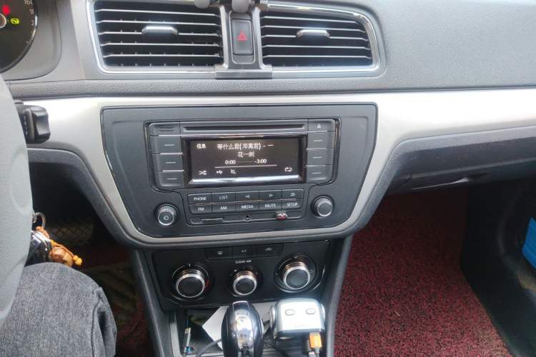 Used Volkswagen Lavida 2015 1.6L Automatic Fashion Edition Audio And AC Panel