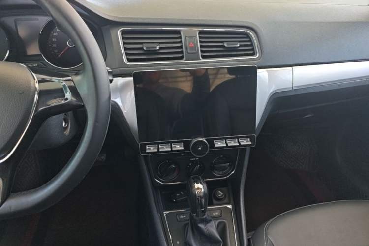 Used Volkswagen Lavida 2015 1.6L Automatic Comfort Edition Audio And AC Panel