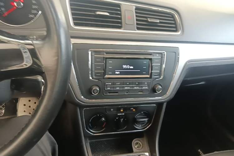 Used Volkswagen Lavida 2015 1.6L Manual Comfort Edition Audio And AC Panel
