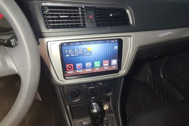 Used Volkswagen Lavida 2015 1.6L Automatic Fashion Edition Audio And AC Panel