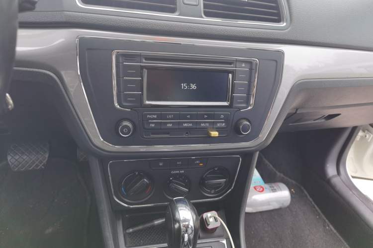 Used Volkswagen Lavida 2015 1.6L Automatic Comfort Edition Audio And AC Panel