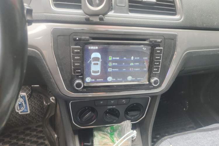 Used Volkswagen Lavida 2015 1.6L Manual Comfort Edition Audio And AC Panel