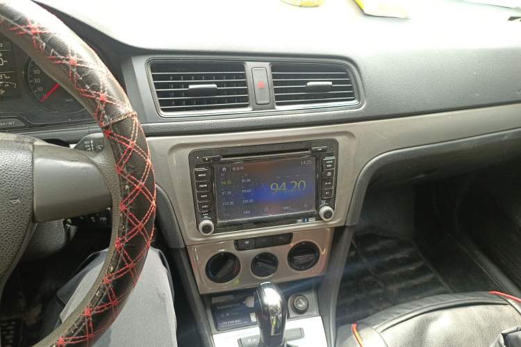 Used Volkswagen Lavida 2015 1.6L Automatic Fashion Edition Audio And AC Panel