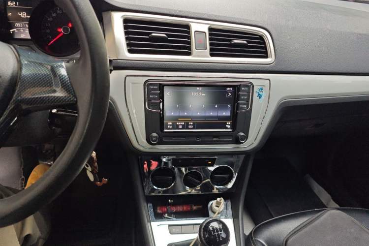 Used Volkswagen Lavida 2015 1.6L Manual Fashion Edition Audio And AC Panel
