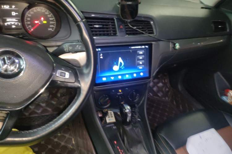 Used Volkswagen Lavida 2015 1.6L Automatic Fashion Edition Audio And AC Panel
