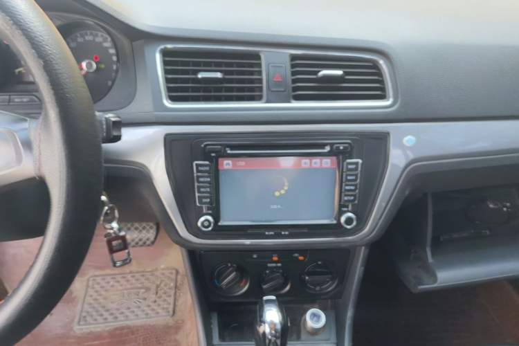 Used Volkswagen Lavida 2015 1.6L Automatic Fashion Edition Audio And AC Panel
