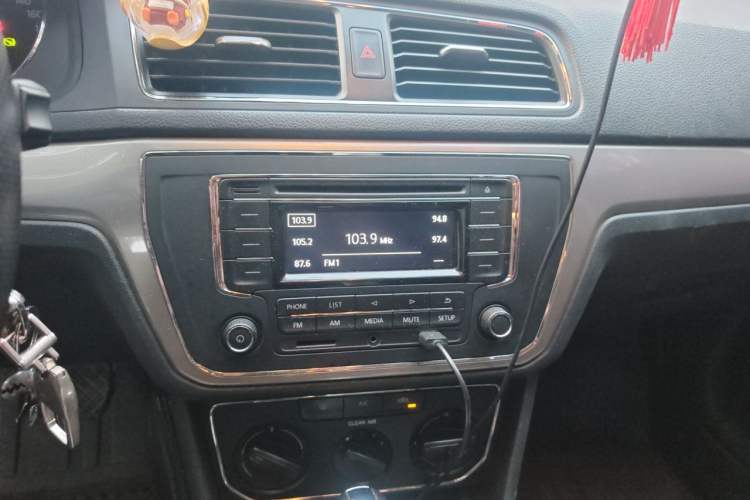 Used Volkswagen Lavida 2015 1.6L Automatic Comfort Edition Audio And AC Panel