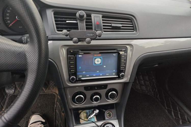 Used Volkswagen Lavida 2015 1.6L Manual Fashion Edition Audio And AC Panel