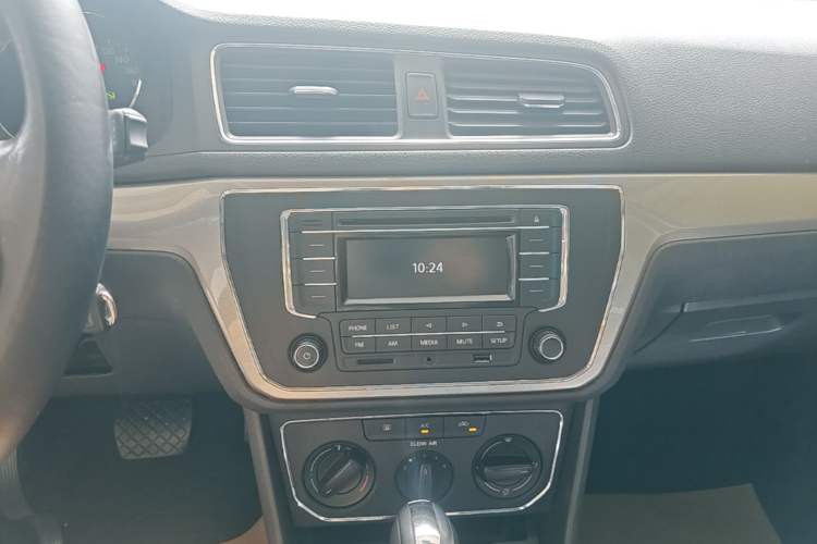 Used Volkswagen Lavida 2015 1.6L Automatic Comfort Edition Audio And AC Panel