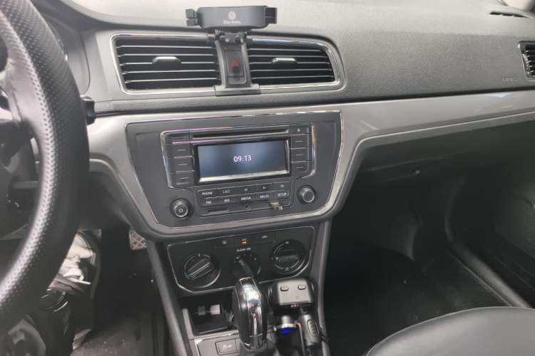 Used Volkswagen Lavida 2015 1.6L Automatic Comfort Edition Audio And AC Panel