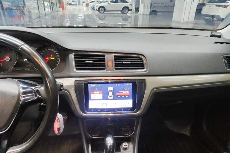Used Volkswagen Lavida 2015 1.6L Automatic Comfort Edition Audio And AC Panel