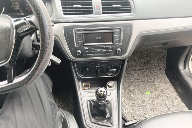 Used Volkswagen Lavida 2015 1.6L Manual Comfort Edition Audio And AC Panel