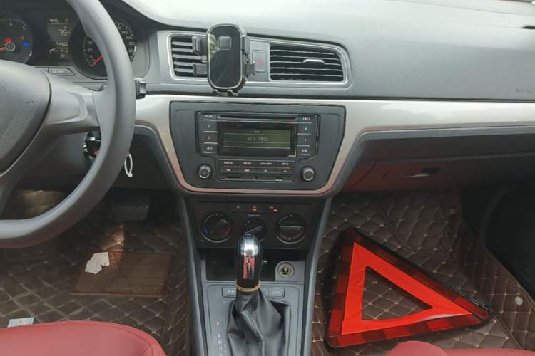 Used Volkswagen Lavida 2015 1.6L Automatic Fashion Edition Audio And AC Panel